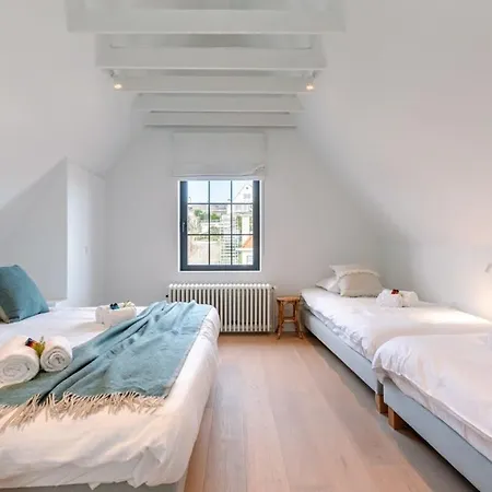 Huswell - Lovely New In By The Apartment
